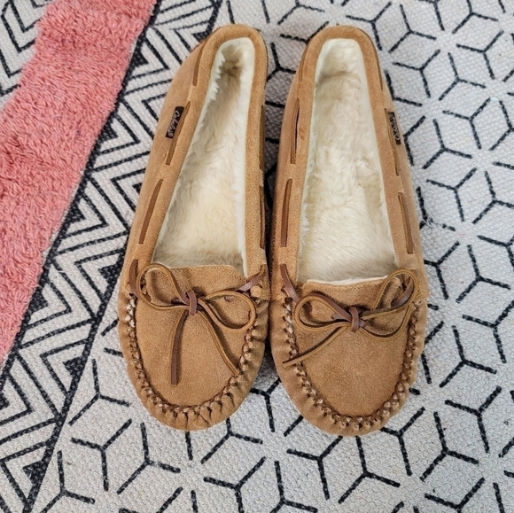 Cabela's Suede Faux Sherpa Lined Moccasins Slippers in Tan, sz 10 - Picture 2 of 12